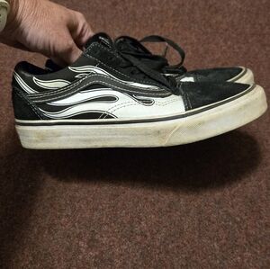 Kids Black and White Flame Skate Shoes Big Boy Size 5